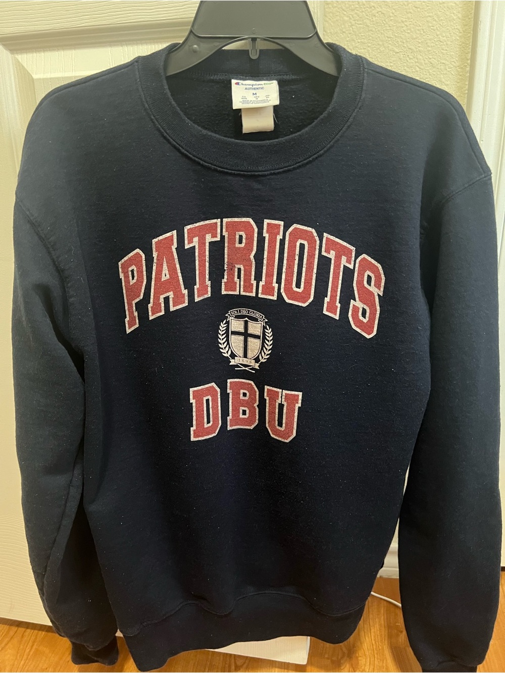 Dallas Baptist Univ. Patriots Men's Sweatshirt Size M Blue Long Sleeve Crew Neck